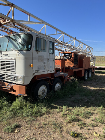 International 4 axle service rig