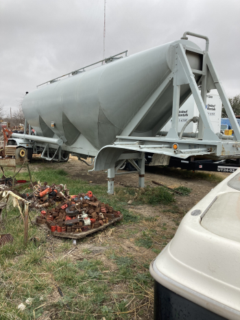 1983 Trailmaster bulk cement trailer